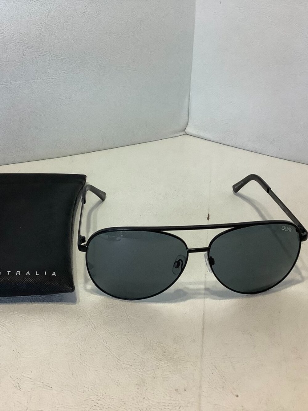 Quay Australia Sunglasses Vivienne 126 Style Black Metal Frame